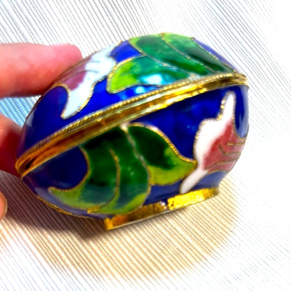 Porcelain Egg shaped Clossoine Trinket Box - Picture 3 of 9